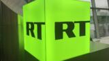 Logo von Russia Today auf einem Leuchtwürfel