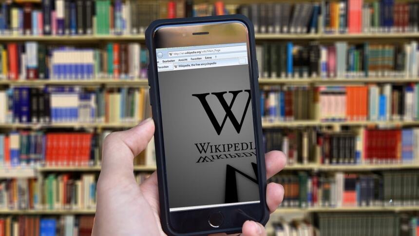 Ein Smartphone, auf dem die Wikipedia-Seite aufgerufen ist.