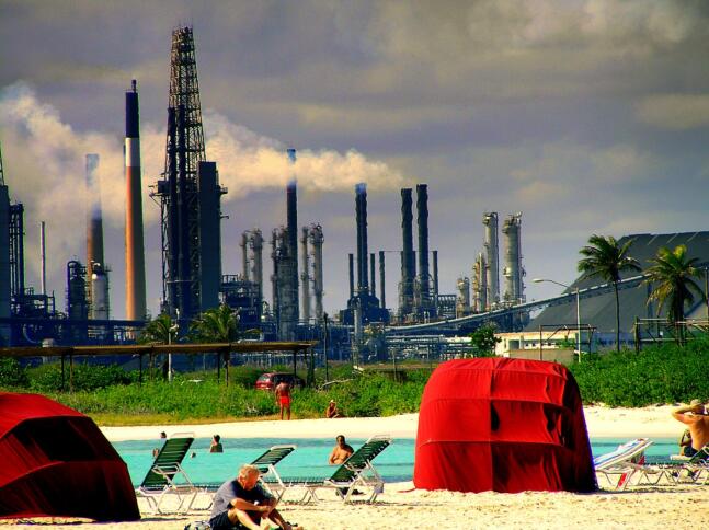 Ölraffinerie vor Strand