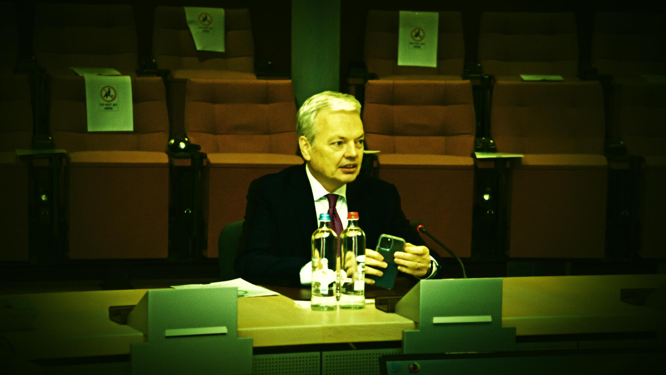 Didier Reynders mit Handy
