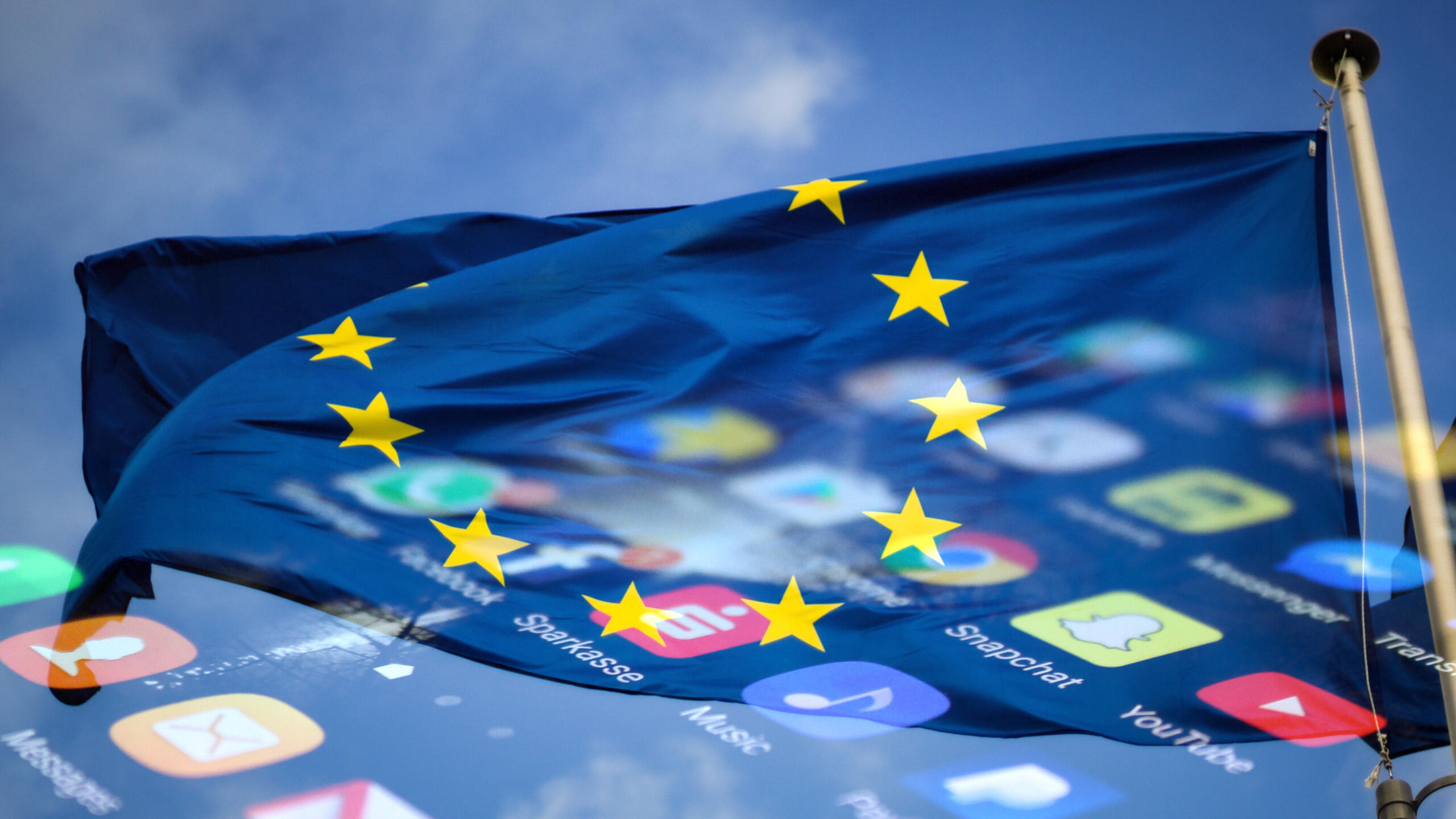 EU-Flagge, darüber mehrere App-Symbole