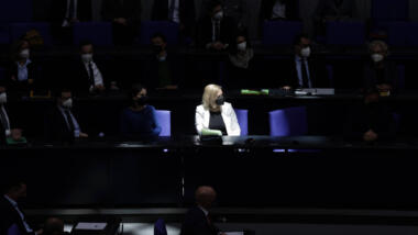 Nancy Faeser im Bundestag. Sie im Scheinwerferlicht, der Rest der Regierung im Dunklen