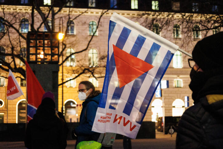 Flagge der VVn-BdA auf einer Gedenkveranstaltung