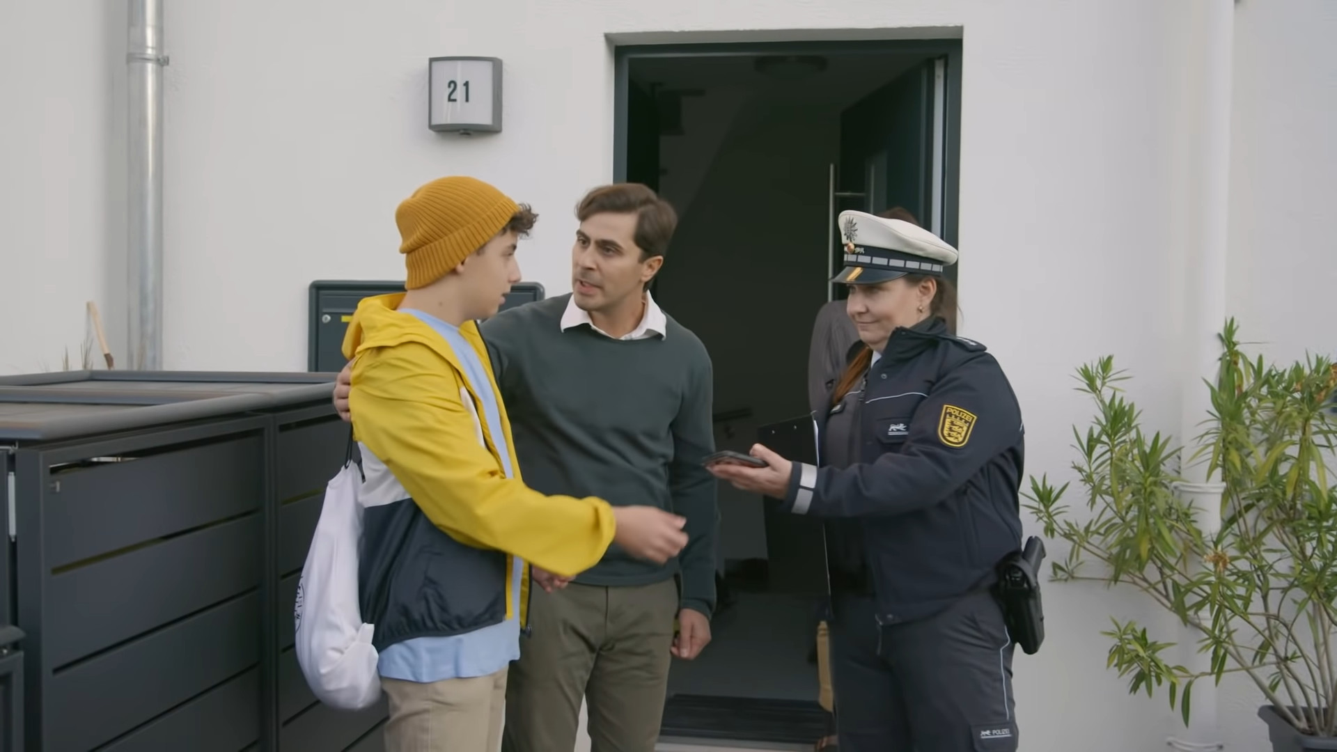 Jugendlicher gibt Smartphone an Polizei.