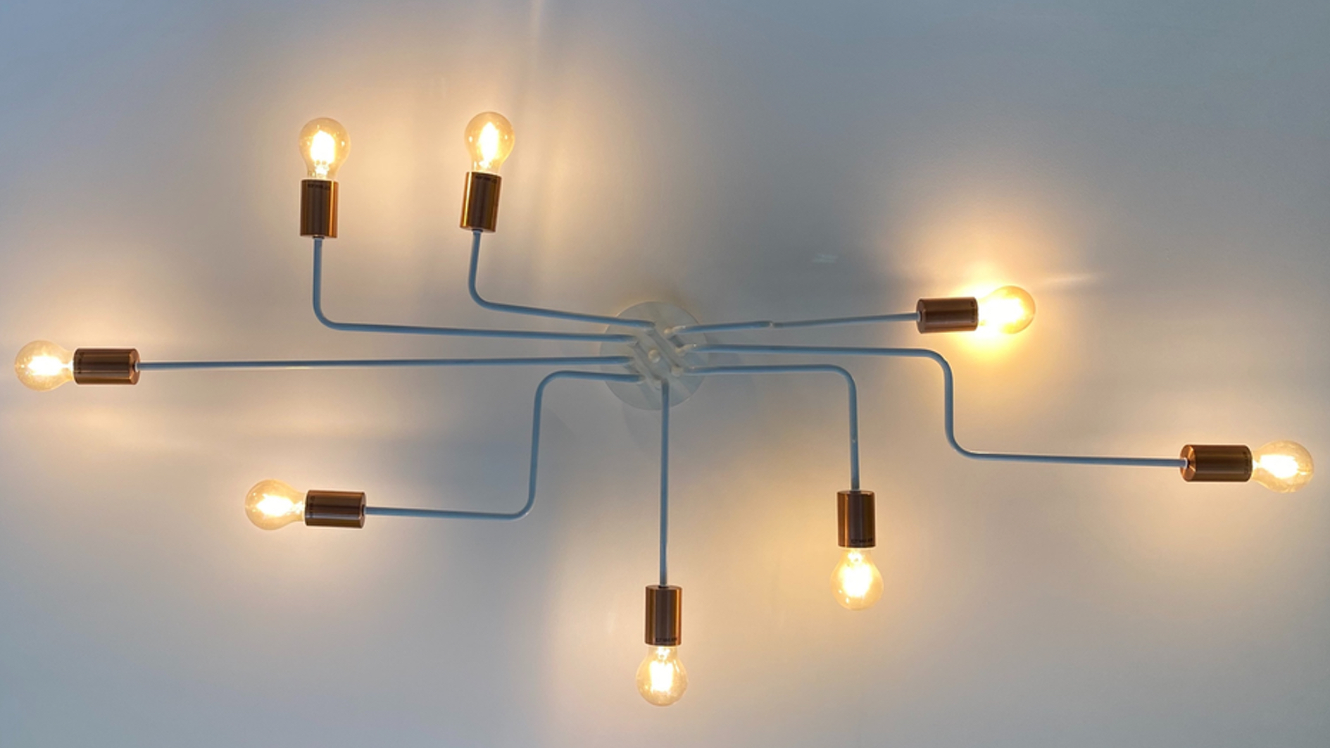 Mehrere Glühbirnen sind miteinander verbunden und symbolisieren so das dezentrale Netzwerk Mastodon.