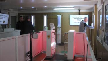 Eine Grenzkontrollstation mit Selbstbedienungskiosken zur Abnahme biometrischer Daten.