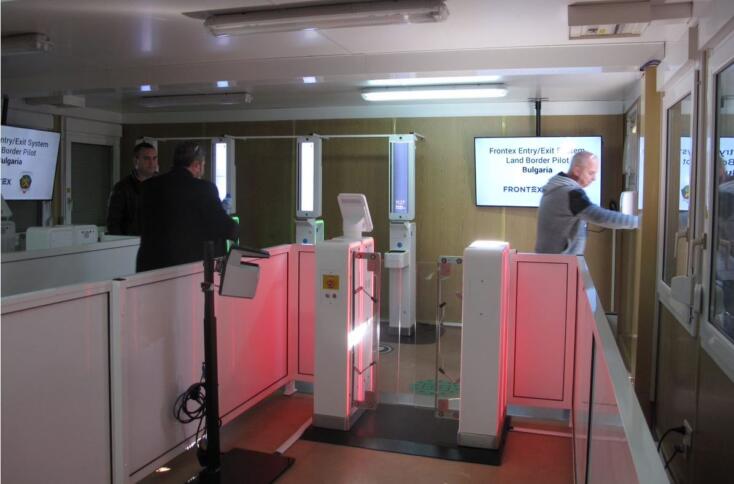 Eine Grenzkontrollstation mit Selbstbedienungskiosken zur Abnahme biometrischer Daten.