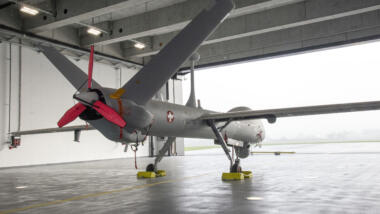 Eine Drohne in einem Hangar, von hinten fotografiert.