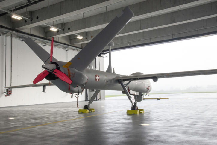 Eine Drohne in einem Hangar, von hinten fotografiert.