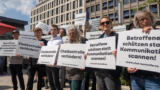 Die Demonstration vor dem Gebäude der Vertretung der EU-Kommssion in Berlin. Einige Demonstrierende tragen Schilder. Auf den Schildern steht "Chatkontrolle verhindern!" oder "Betroffene schützen statt Kommunikation scannen!"