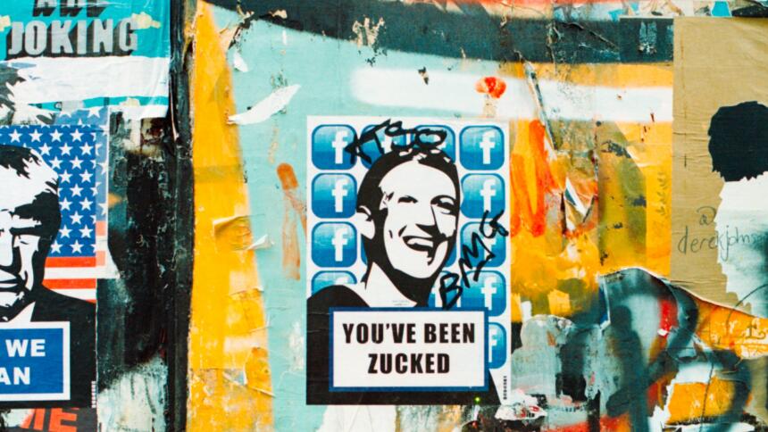 Eine mit Graffiti bemalte Wand ist zu sehen. Im Mittelpunkt der Wand ist ein schwarz-weiß Bild von Zuckerberg. Daneben mehrere Abbildungen des Facebook "F" Symbols. Unter der Abbildung Zuckerbergs steht "YOU'VE BEEN ZUCKED".