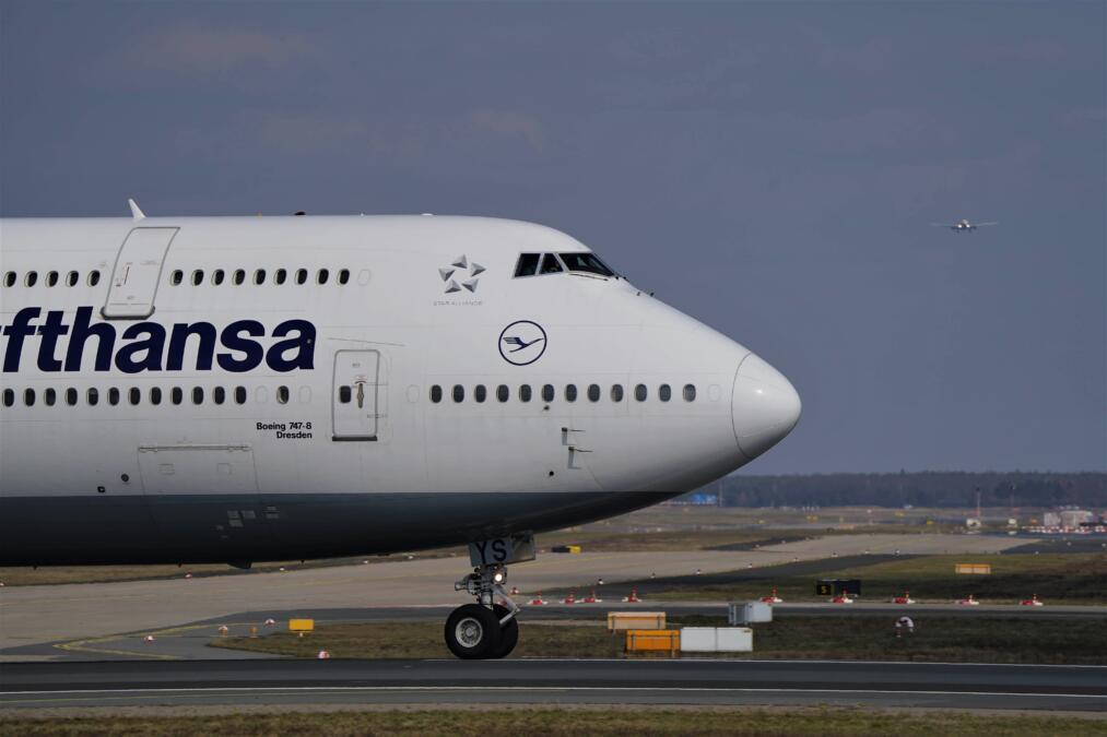 Der vordere Teil eines Lufthansa-Flugzeugs auf dem Rollfeld
