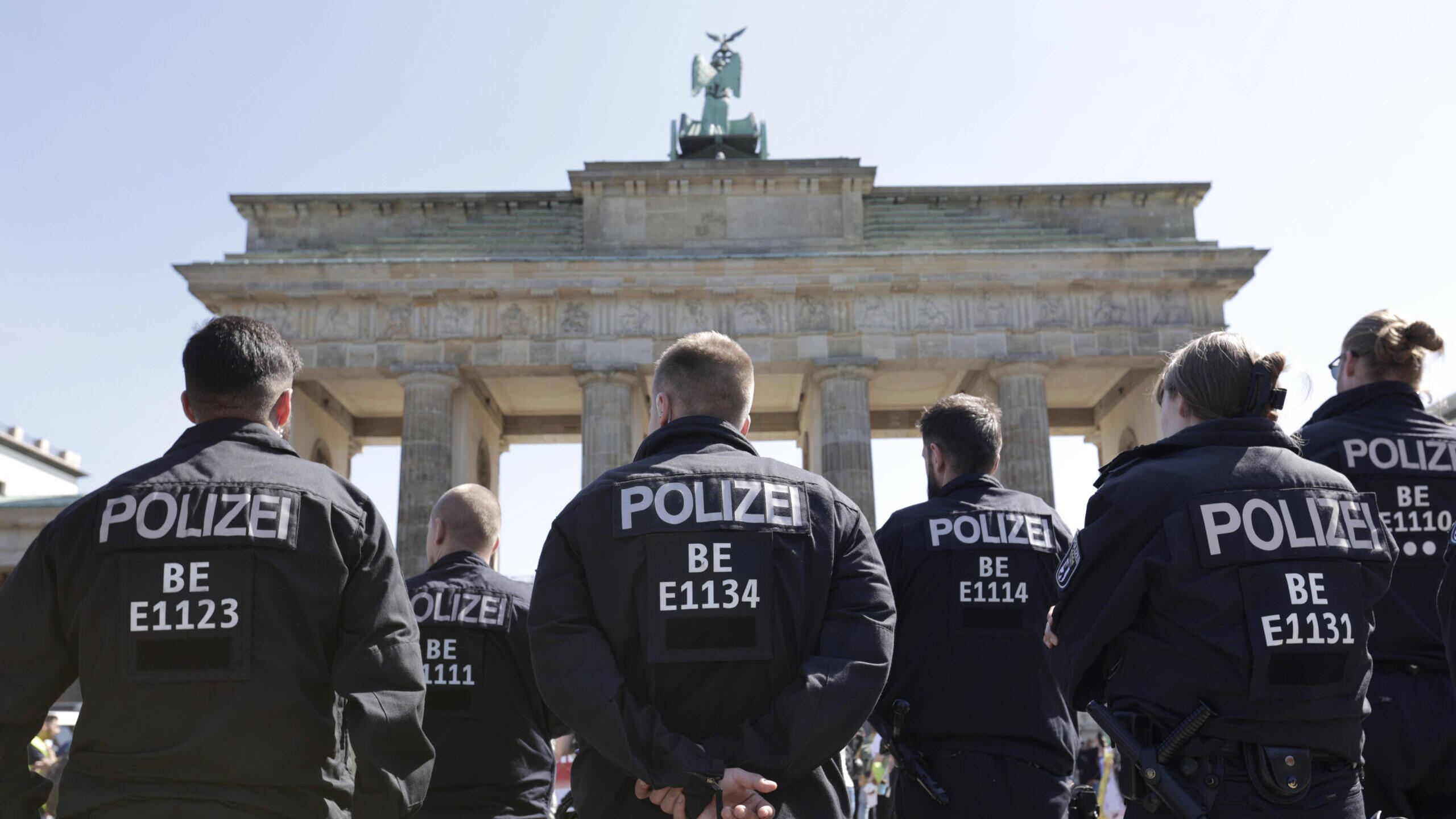Polizisten stehen vor dem Brandenburger Tor, waehrend die Gedenkzeremonie am sowjetischen Ehrenmal stattfindet, DEU, Berlin, 09.05.2022 *** Police officers stand in front of Brandenburg Gate while memorial ceremony takes place at Soviet memorial, DEU, Berlin, 09 05 2022