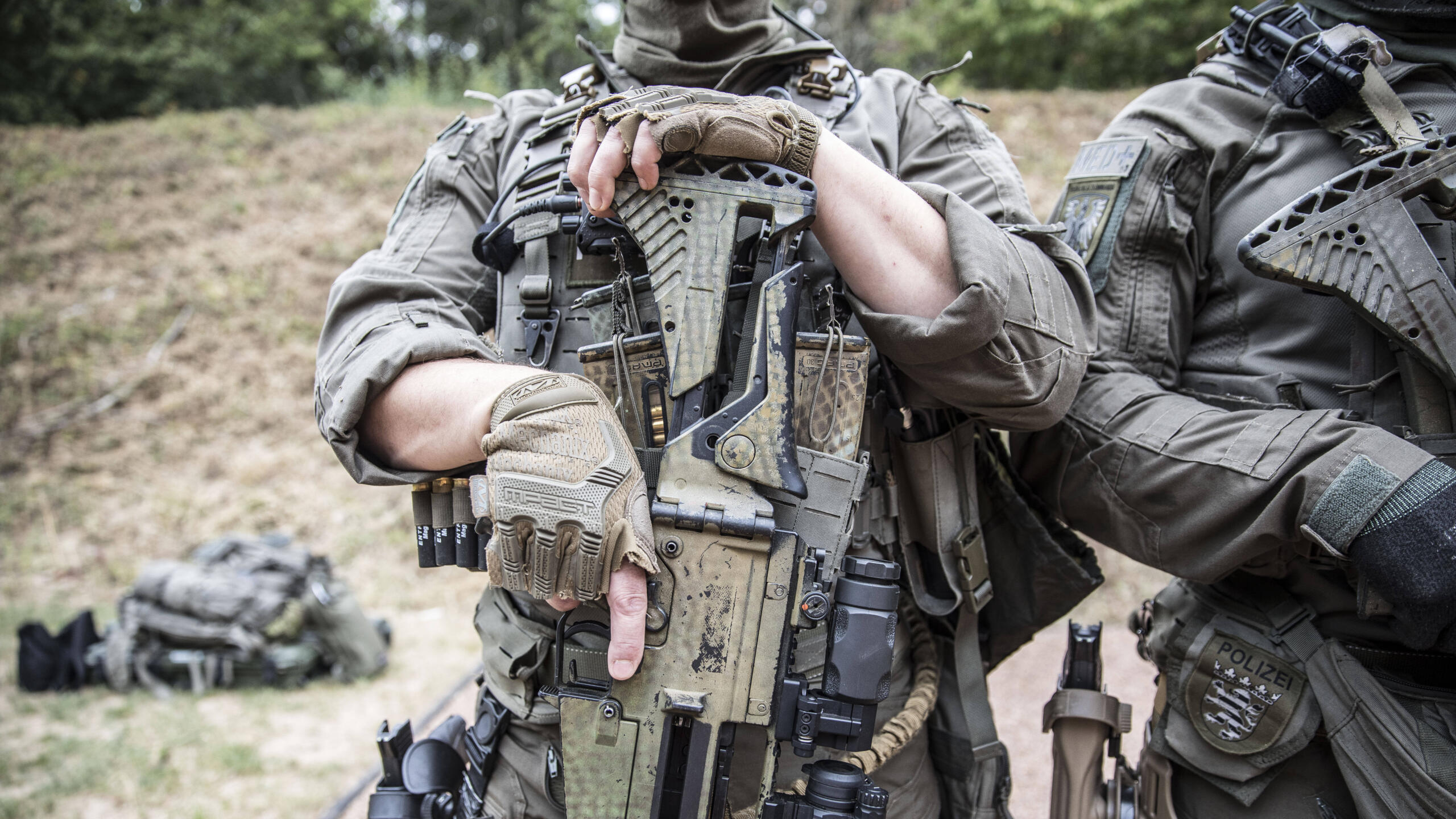 SEK-Beamte mit Waffen