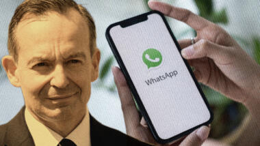 Volker Wissing (FDP), ein Smartphone mit WhatsApp