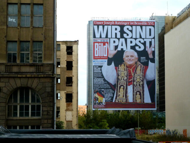 "Wir sind Papst" auf Berliner Hauswand