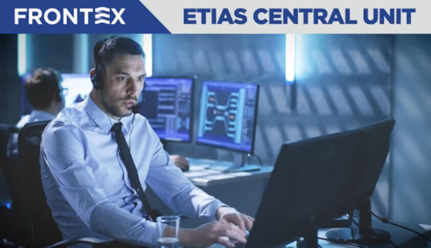 Ein Mann mit Headset mit aufgergtem Gesichtsausdruck vor einem Monitor, im Hintergrund weitere angeschaltete Bildschirme.