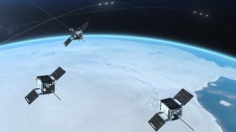 Eine Grafik mit drei Würfelsatelliten, im Hintergrund die Erde.