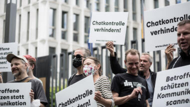 Menschen protestieren gegen die Chatkontrolle vor dem Innenministerium