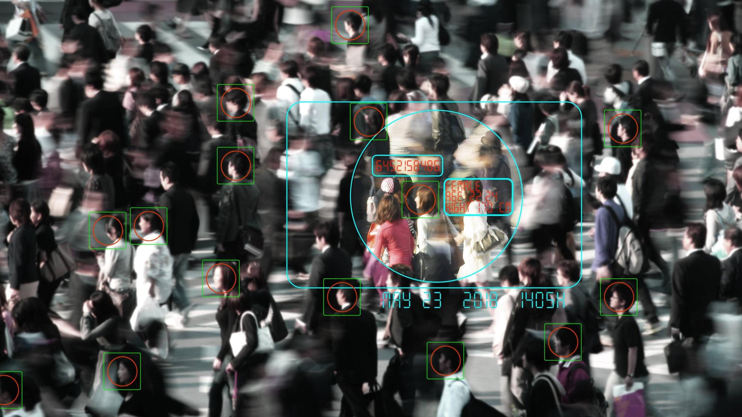 Gesichter von Passanten werden in der Menschenmenge erfasst