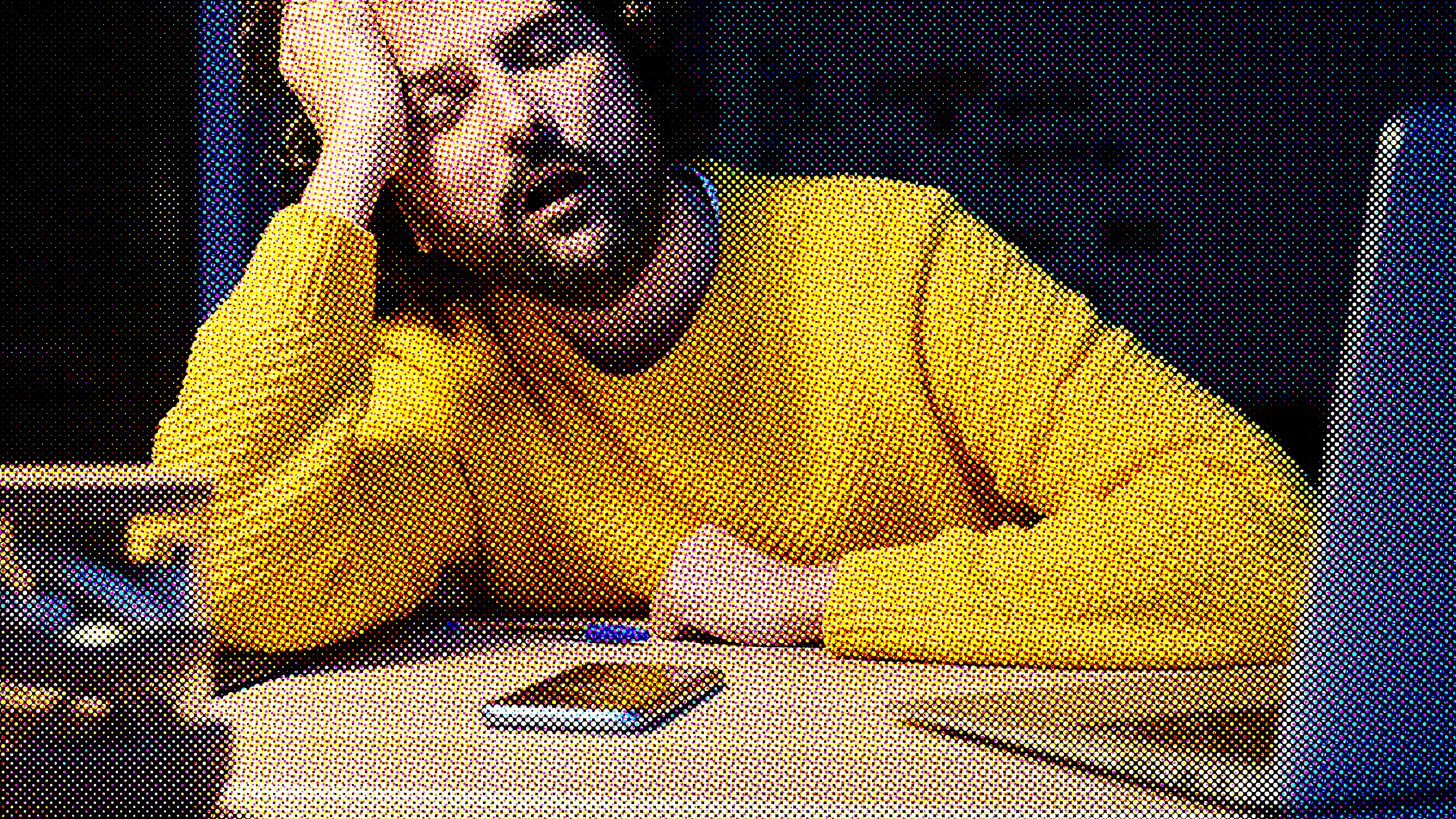 Müder Mann sitzt am Tisch vorm Laptop
