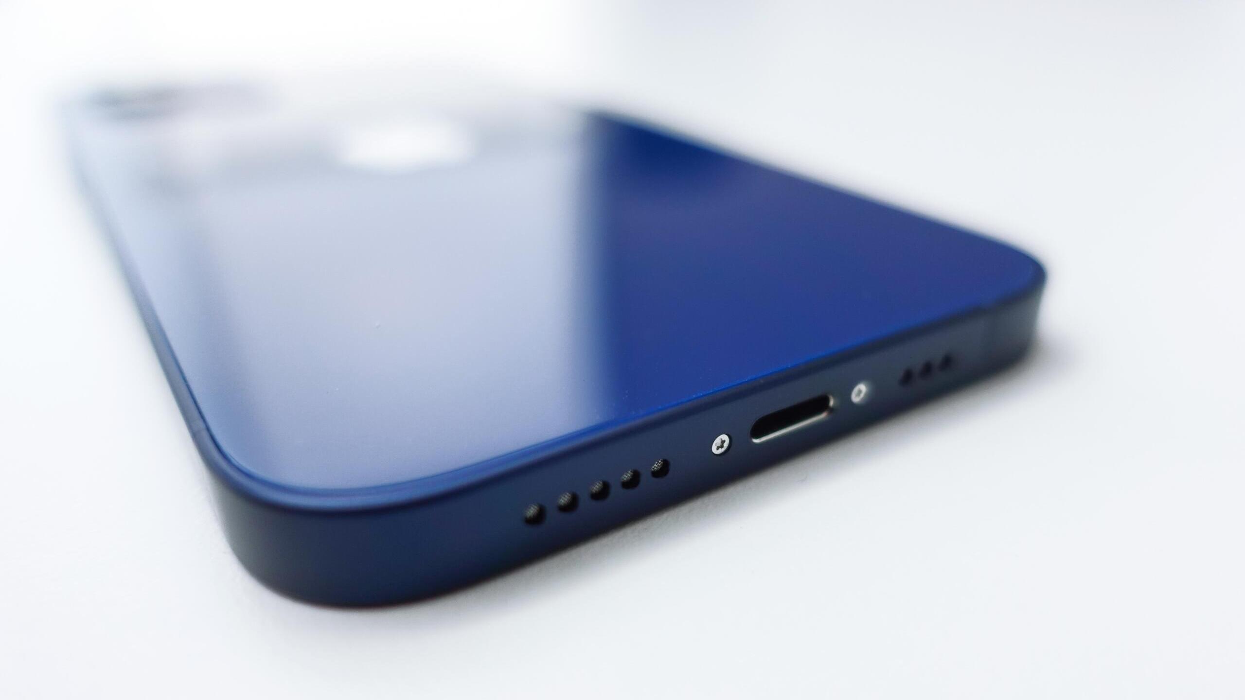 Handy mit Ladeanschluss