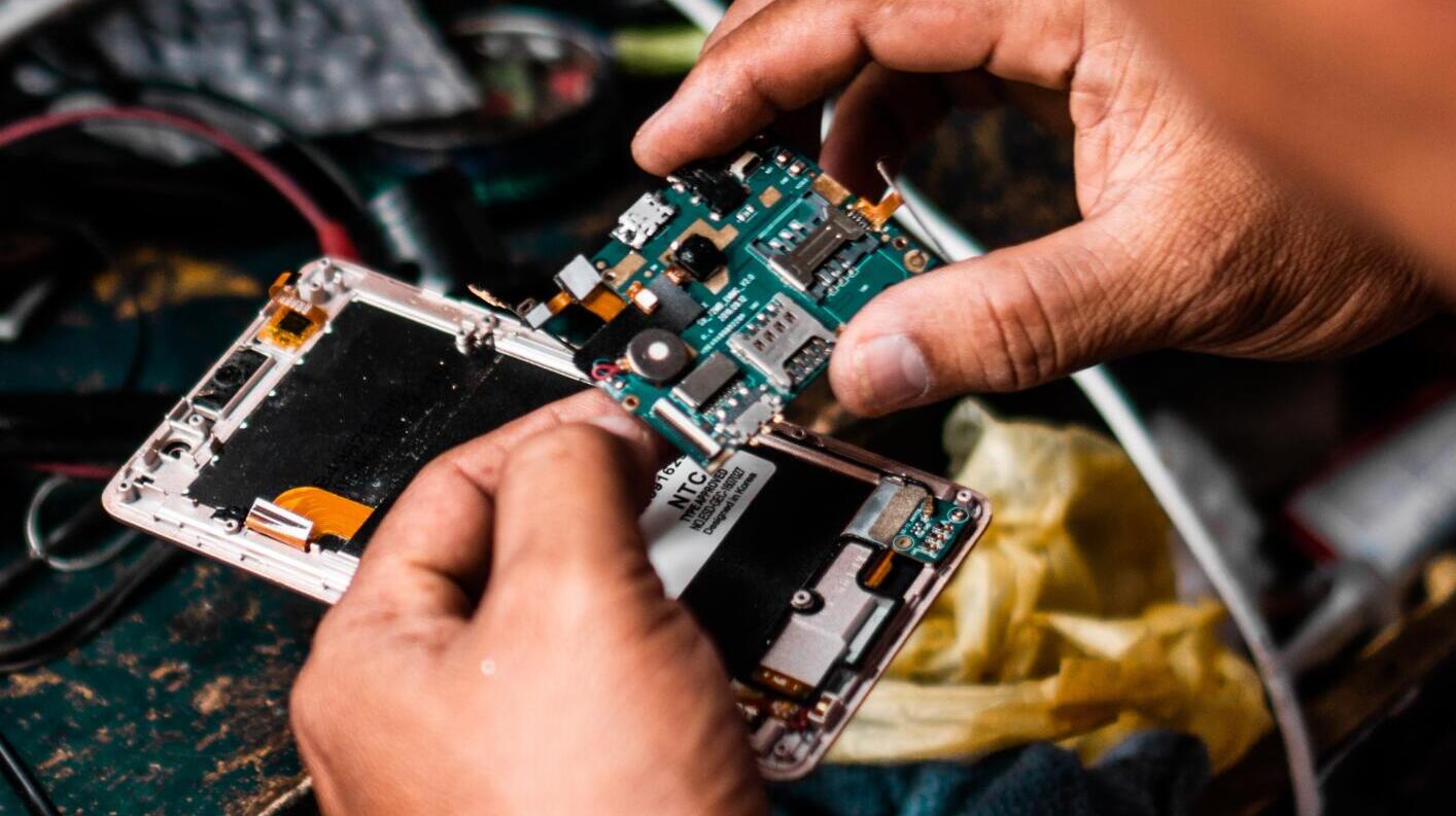 Auseinandergenommenes Smartphone von hinten