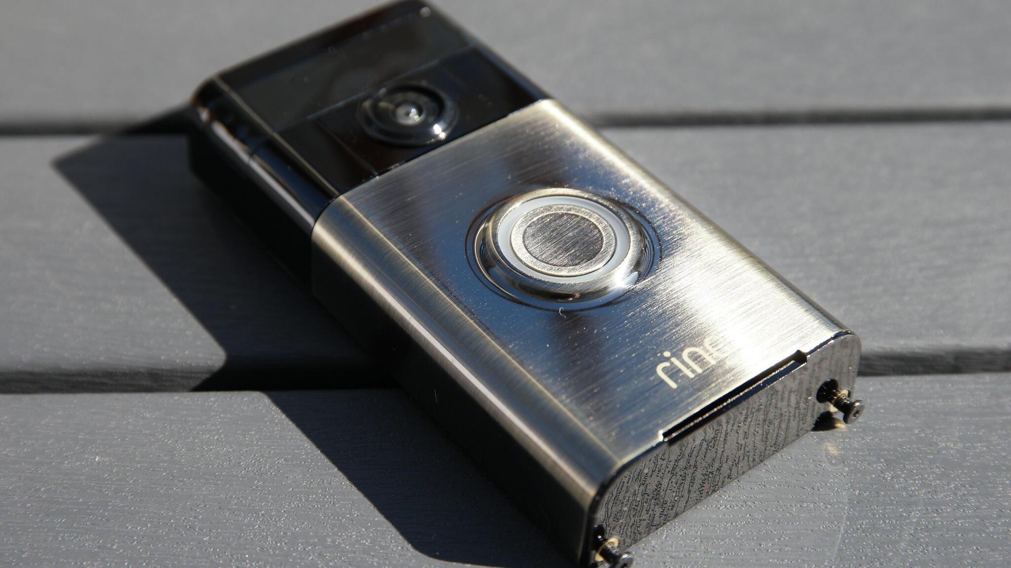 Kleines, metallenes Gerät mit einem runden Objektiv in der Mitte