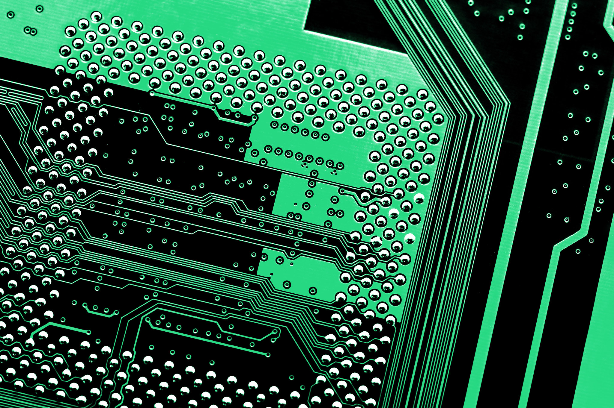 Lötstellen eines Motherboards in den Farben grün und schwarz.
