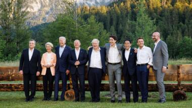 Vor der Alpenkulisse posieren die Regierungschefs mit Ursula von der Leyen in einer Reihe.