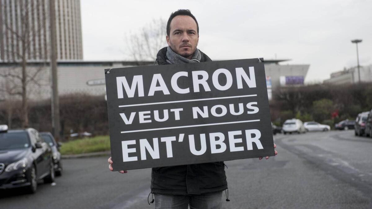 Mann mit Protestschild gegen Uber