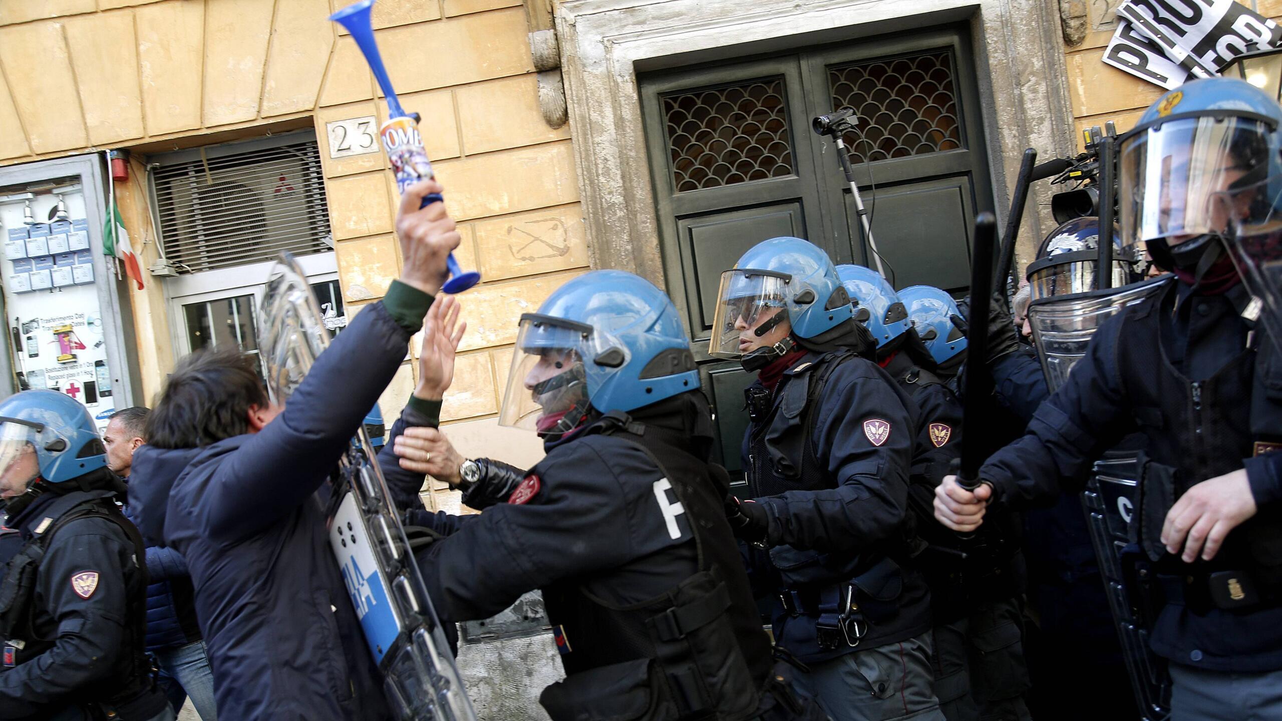 Polizisten drängen Demonstranten ab