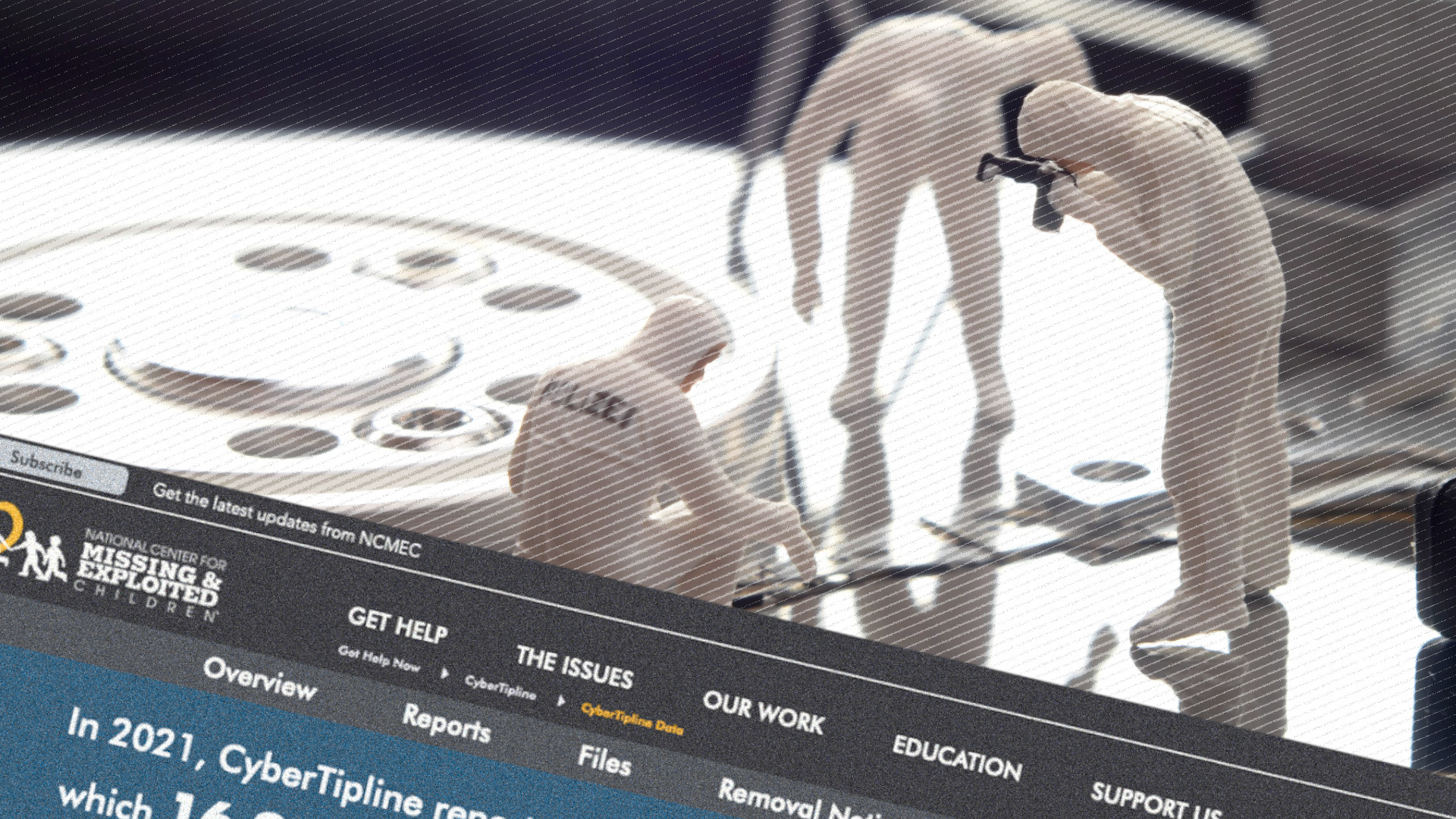 Ermittler:innen durchsuchen eine Festplatte