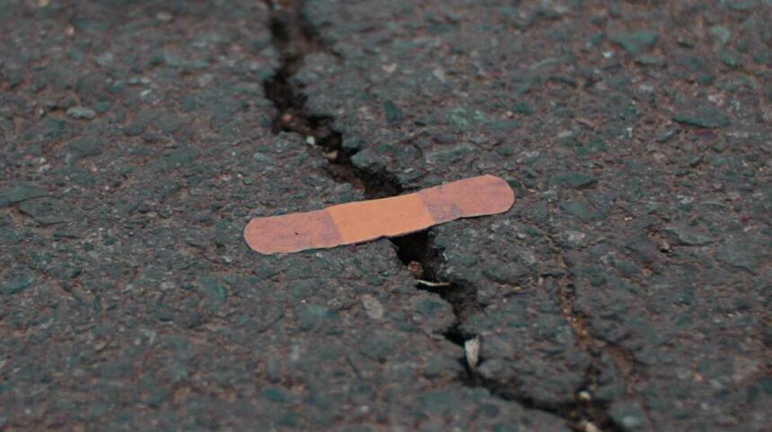 Pflaster auf einem Riss in Asphalt