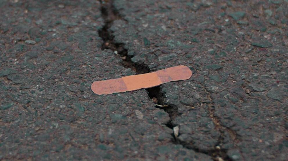 Pflaster auf einem Riss in Asphalt