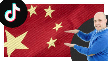Eine Person macht eine Geste, die "wenig" suggeriert, eine China-Flagge, ein TikTok-Logo