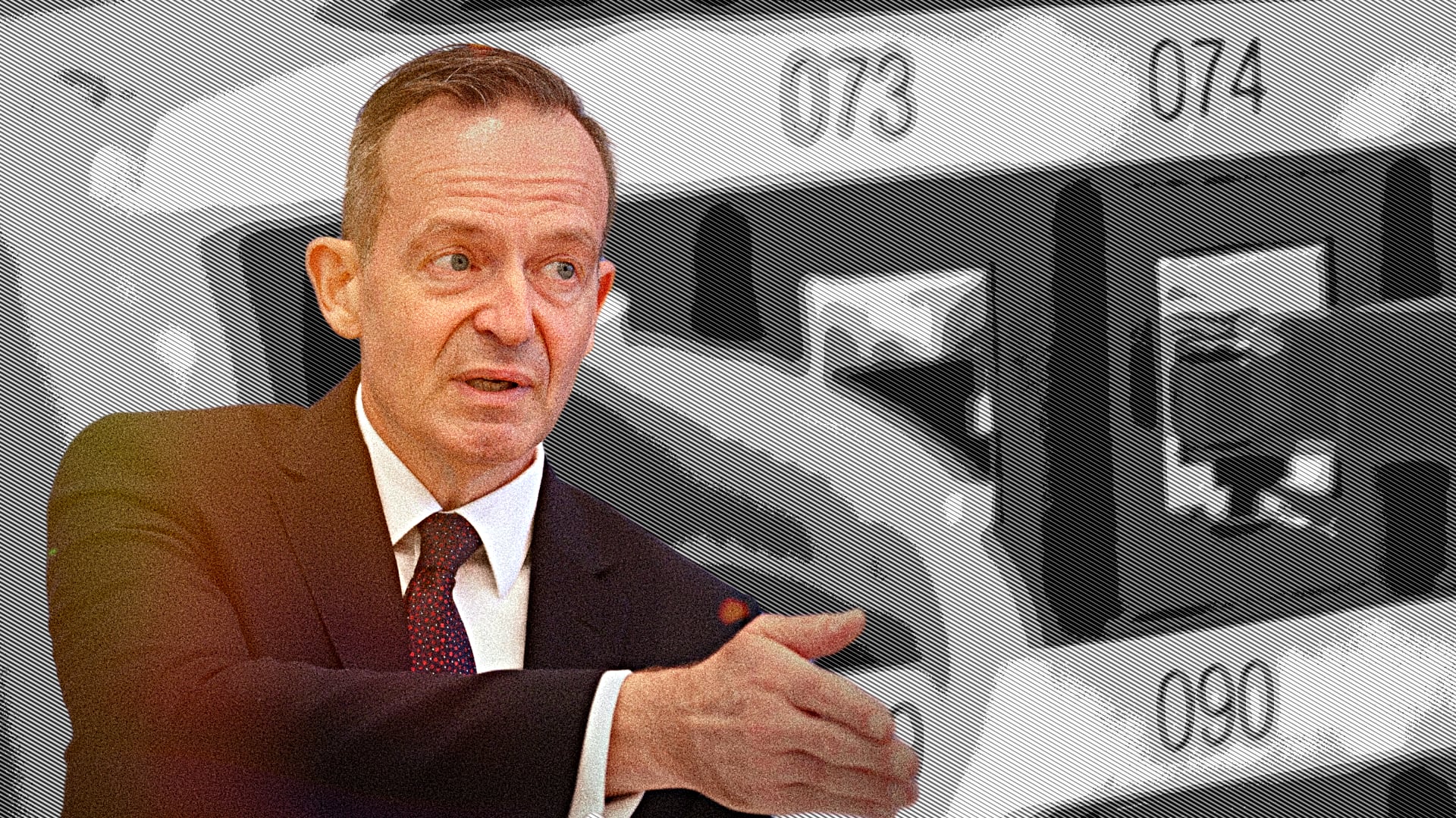 Digitalminister Volker Wissing vor einem alten Router.