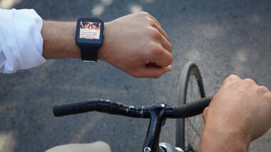 Das linek Handgelenk eines Radfahrers mit einer Smartwatch von Sony.