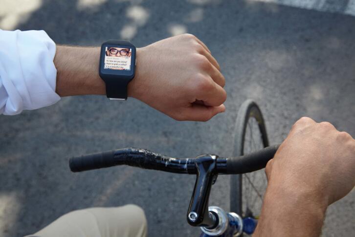 Das linek Handgelenk eines Radfahrers mit einer Smartwatch von Sony.