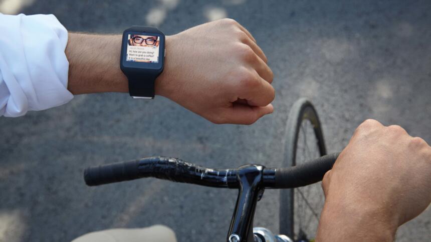 Das linek Handgelenk eines Radfahrers mit einer Smartwatch von Sony.