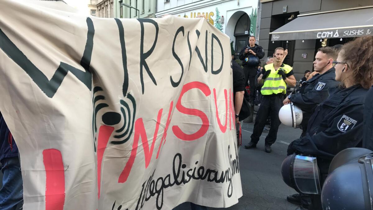 Eine Polizeikette vor einem Transparent "Wir sind alle Linksunten".