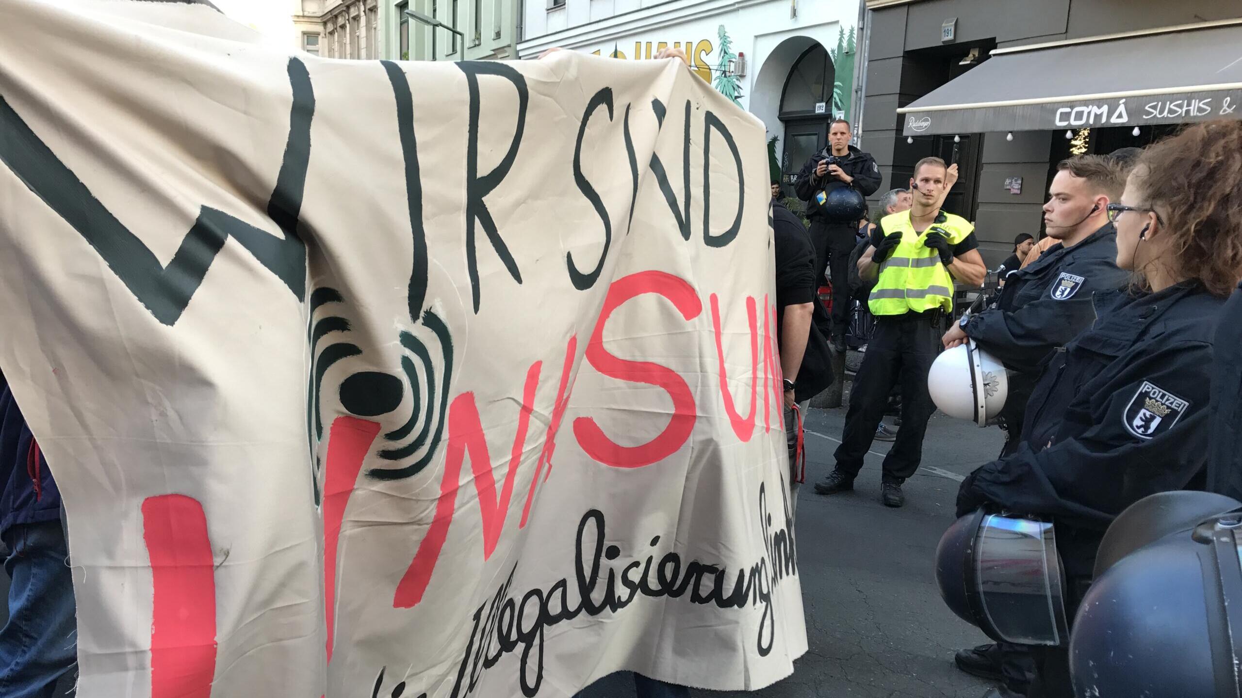 Eine Polizeikette vor einem Transparent "Wir sind alle Linksunten".