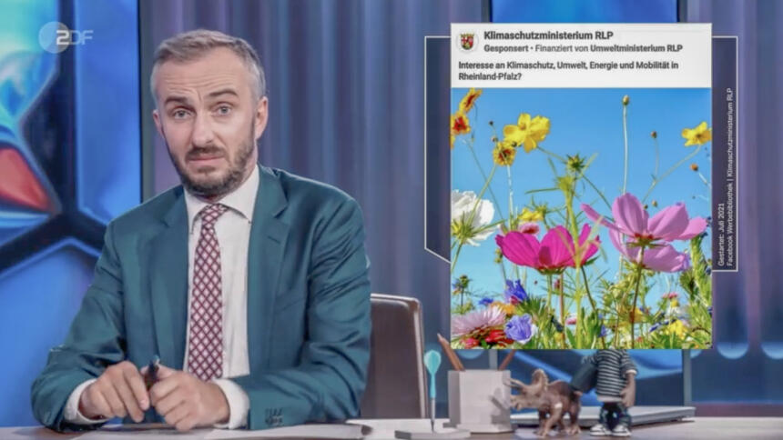 Jan Böhmermann in seiner Sendung zu Microtargeting neben der Facebook-Werbeanzeige des rheinlandpfälzischen Klimaschutzministeriums