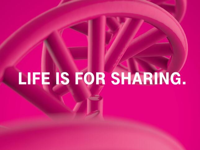 Der Text "Life is for sharing" auf Magenta-Hintergrund, vor dem eine Helix abgebildet ist.