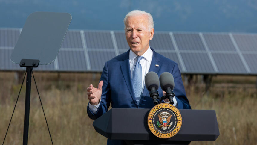 US-Präsident Joe Biden hält eine Rede, hinter ihm sind Sonarpanels zu sehen.