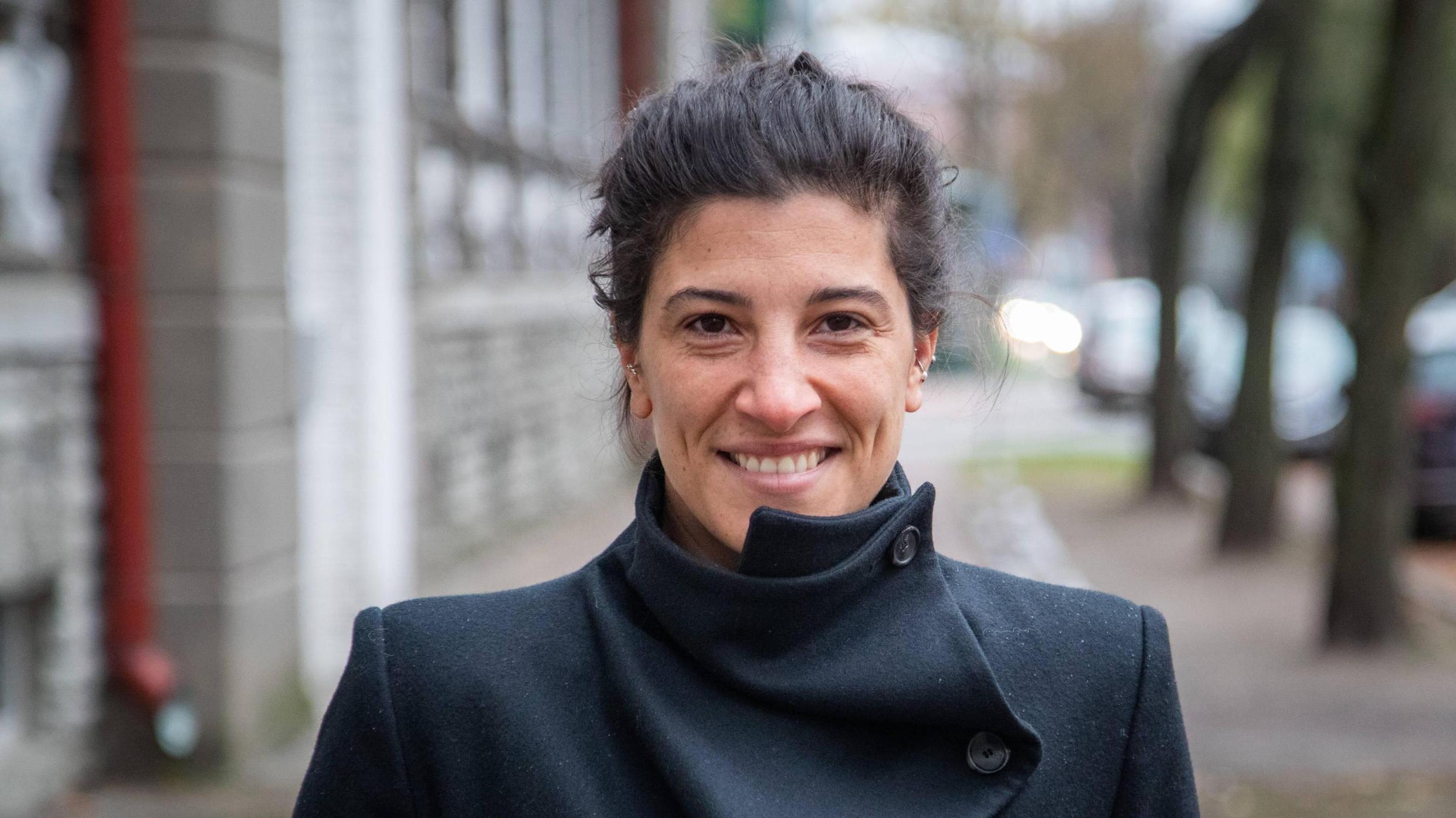Renée DiResta steht im Mantel auf der Straße in Estland