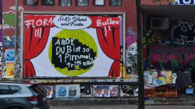 Plakat an der Roten Flora in Hamburg mit der Aufschrift: "Andy, du bist so 1 Pimmel, tritt zurück"