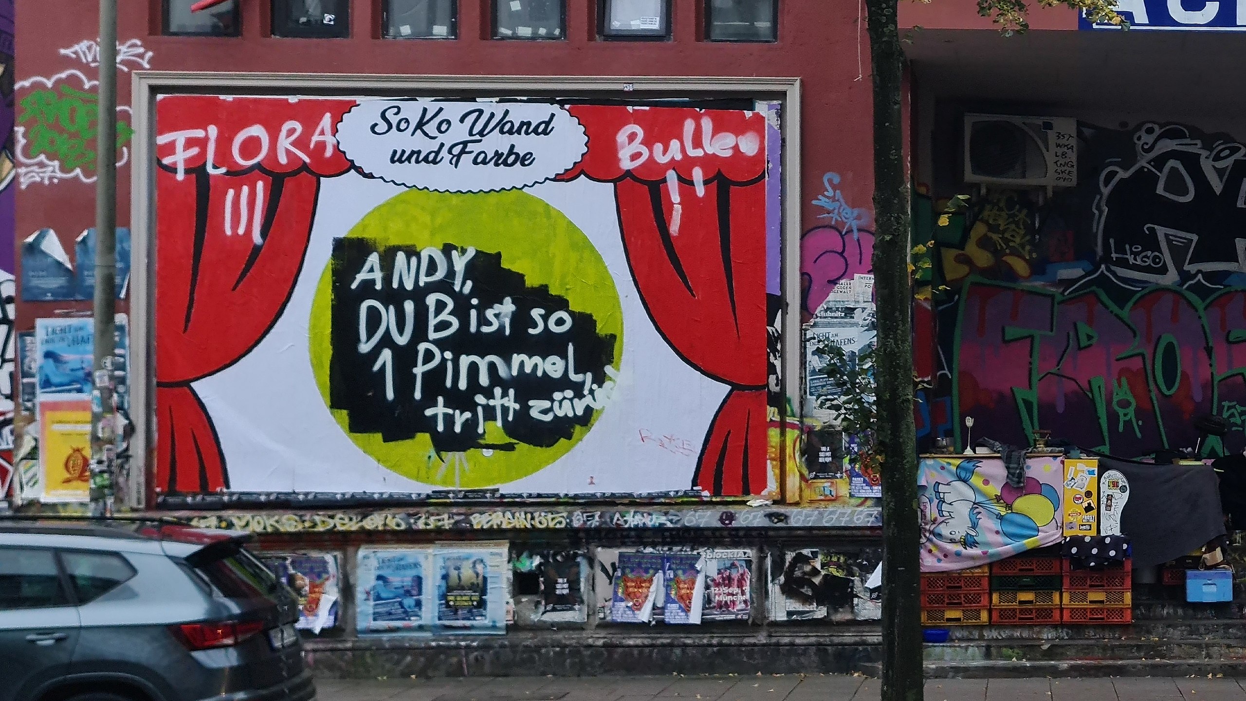 Plakat an der Roten Flora in Hamburg mit der Aufschrift: "Andy, du bist so 1 Pimmel, tritt zurück"