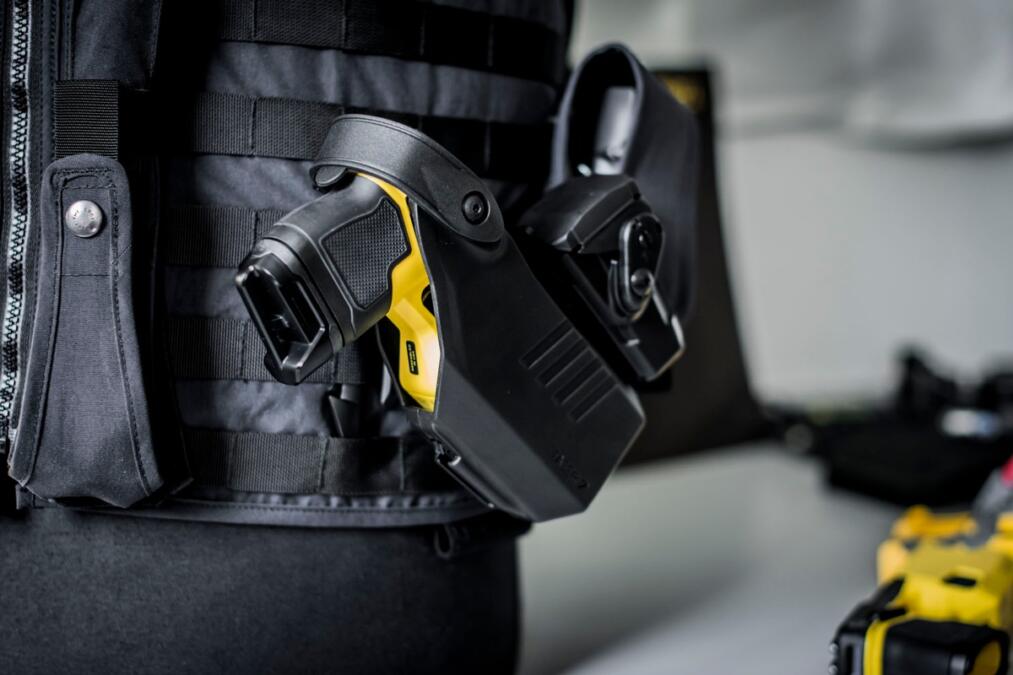 Ein Taser steckt im Holster.
