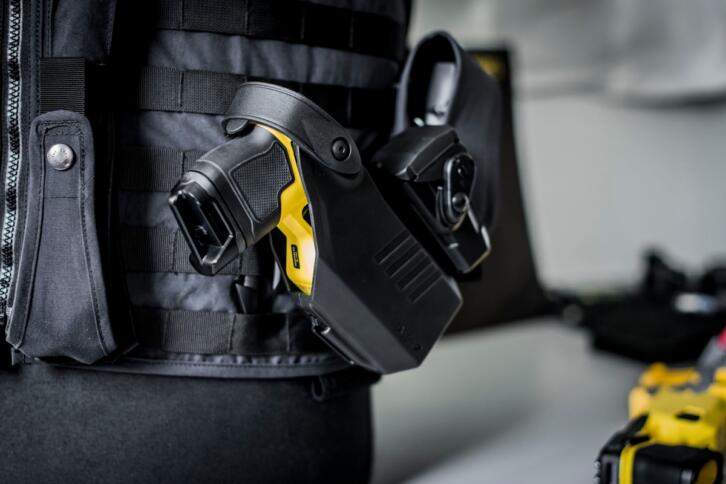 Ein Taser steckt im Holster.
